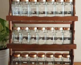 Vintage Spice Rack, Country Spice Rack, Spice Rack, Vintage Kitchen, Country Chic, Spice Rack Organization, Cooking, Spice, Vintage Storage