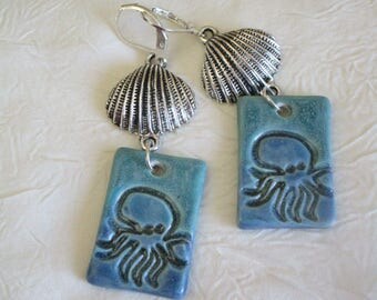 Ravissantes boucles d'oreilles en céramique et métal argenté "Octopus bleu"