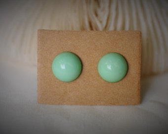 SALES!!! Green RESIN Earring, Button Round Stud Earrring ~ 10 mm- Girls / Casual / Cutie