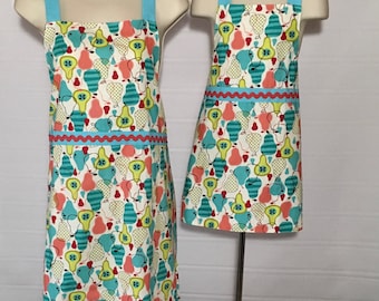 Mother/Daughter Apron Set - Pretty Pears