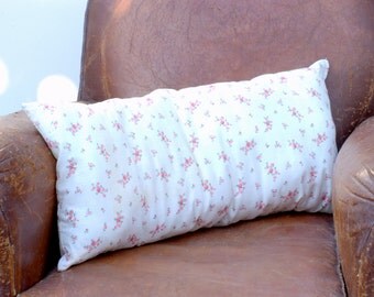 Coussin en tissu ancien à petites fleurs roses Frenchvintagecharm pillow, coussin beige à fleurs