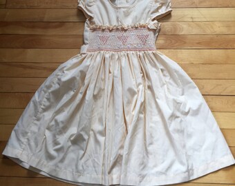 Vintage 1980s Girls Peach Smocked Dress! Size 5-6