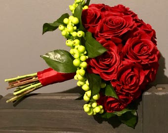 Rose and berry bridal bouquet