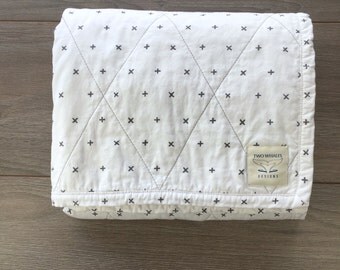 Minimalist quilt. Modern Baby Quilt. Snuggle Blanket. Gender neutral quilt. Baby boy quilt. Baby girl quilt. baby shower gift