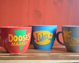 Stars Hollow Collection. Luke's Diner, Doose's Market, Dragonfly Inn Coffee Mugs. Gilmore Girls Mugs. Gilmore Girls gift set.