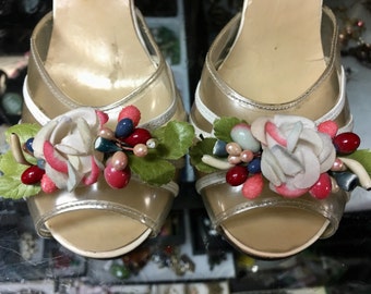 1950s LUCITE & Leather High Heels / Flowers and Fruit Shoe Clips / ROCKABILLY Shoes / size 8.5