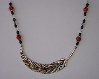 Necklace - Collier court large plume et perles en verre à facettes orange et agate noire