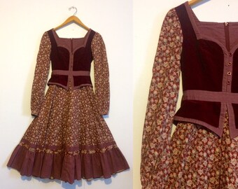 Vintage 70s Gunne Sax Dress / Hippie Prarie Dress / Burgundy Velvet & Floral Calico Print / Small
