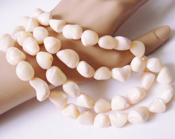 Mona So Designer Signed Mother of Pearl Necklace/ 32" Long / Vintage Jewelry / Jewellery