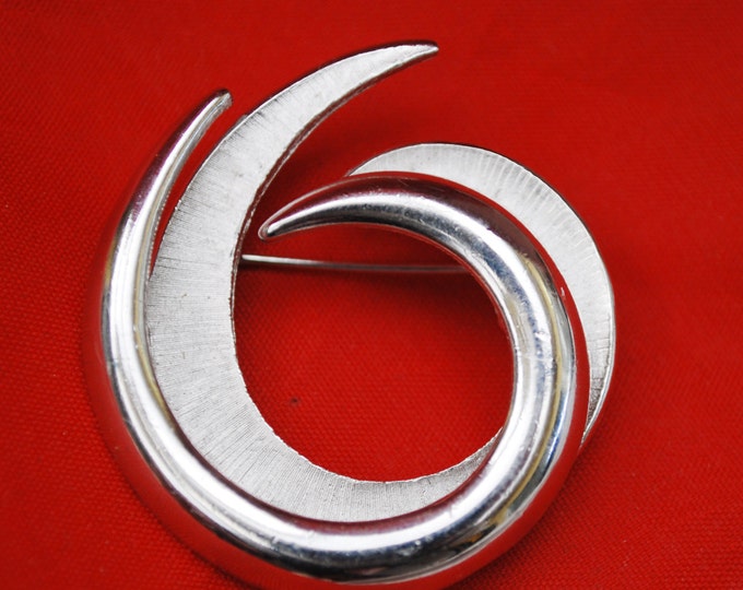 Crown Trifari Swirl Brooch - Silver tone - Mid century Modern pin