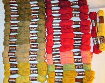 Vintage Lot 30 Skeins DMC Laine Colbert pour Tapisserie Yarn Needlepoint TAPESTRY Virgin WOOL Mixed Colors Red Gold Brown