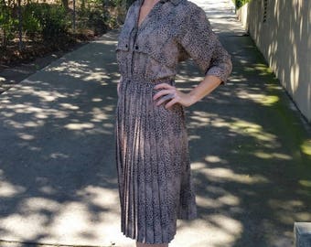 1980's Cheetah print. Animal Print. secretary dress. 3/4 sleeve. Midi length Size Medium.