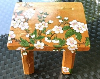 BLOSSOM SPRING STOOL. hand painted furniture. baby chair. tabouret en bois chambre enfant. japanese stool. support pot fleurs. wood bench