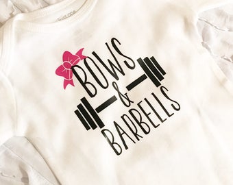 Bows and Barbells. Lifting Mom. Lifting Dad. Lifting Baby. Baby that lifts. Fitness baby. Fitness mom. Fitness dad. Workout Baby Crossfit
