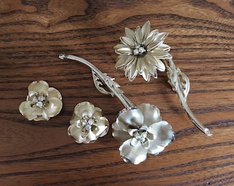 Lot of Vintage of Gold Metal Flower Brooches and Earrings 1197