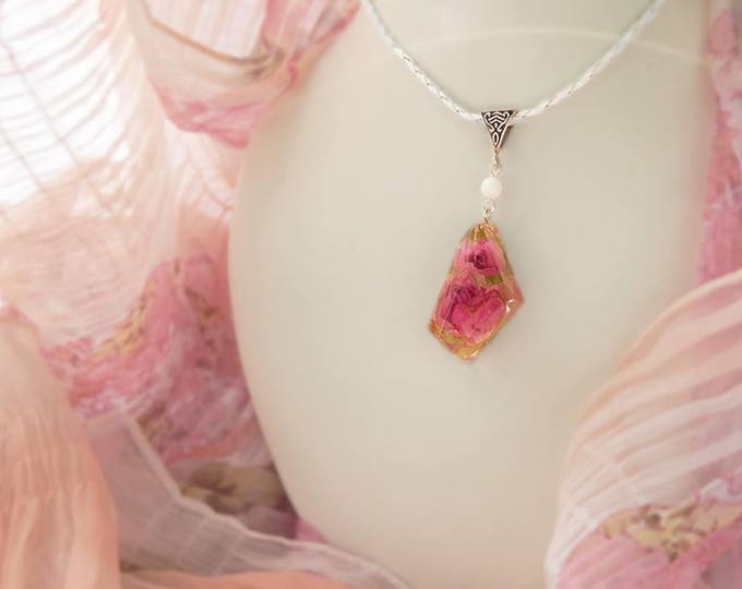 Epoxy resin pendant with real pink rose, natural dry flower jewelry, fairy necklace, floral style pendant, transparent jewelery, frozen rose
