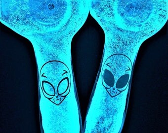 Glow in the Dark Glowprint "Alien Head" Glass Pipe * Unique Pipes * Trippy Pipes * Alien Pipes * Freaky Pipes * Groovy Pipes * Amazing Pipes