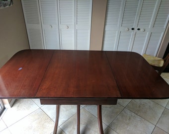 How do you identify a Duncan Phyfe table?