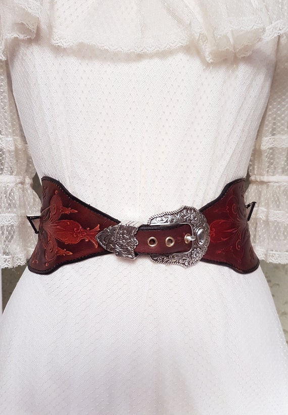 Waist belt, leather, single piece, handmade, Art Deco, Victorian. Size 66-93cm by lederatelierberlin steampunk buy now online