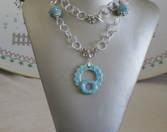 Ravissant collier pendentif en céramique et métal argenté avec perles d'Indonésie