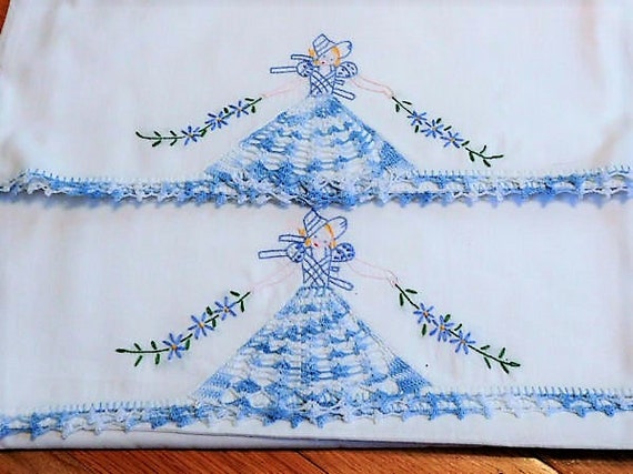 Pair Pillow Cases Hand Crochet Embroidery 1950s 50s Mid Century Southern Belle Crisp Clean Linens Shams Bed Breakfast Cottage Farmhouse