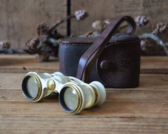 White vintage opera glasses, Theatre binoculars with gold rims, Ivory cream opera binoculars with leather case, Vintage theater binoculars