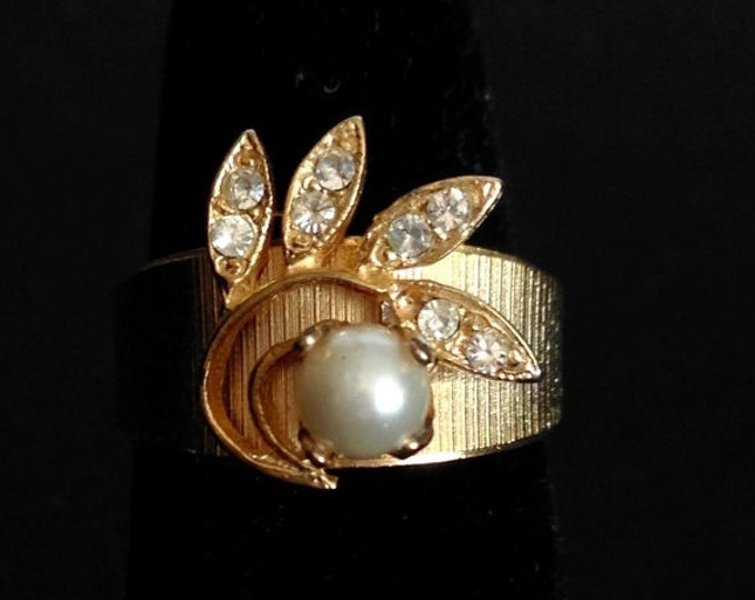 Storewide 25% Off SALE Vintage Textured 18k Gold Pearl Leaf Stem Designer Cocktail Ring Featuring Clear Rhinestone Spray Accents