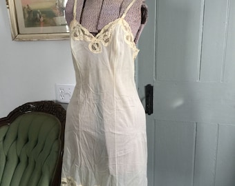 Vintage 1950's Vanity Fair tricot nylon slip 32