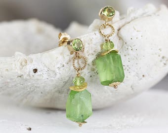 Raw Peridot Earrings - Raw Stone Jewellery - Drop Earrings Gold - August Birthstone Jewelry - Green Stone Earrings - Peridot Jewelry