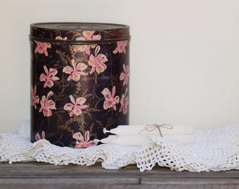 Boîte cylindrique en métal recouverte de papier violet à fleurs roses Boîte Au fidèle berger Paris frenchvintage style