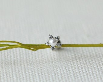 tragus earring, flower tragus piercing, flower cartilage earring, pearl tragus, pearl flower helix earring, pearl piercing, flower piercing