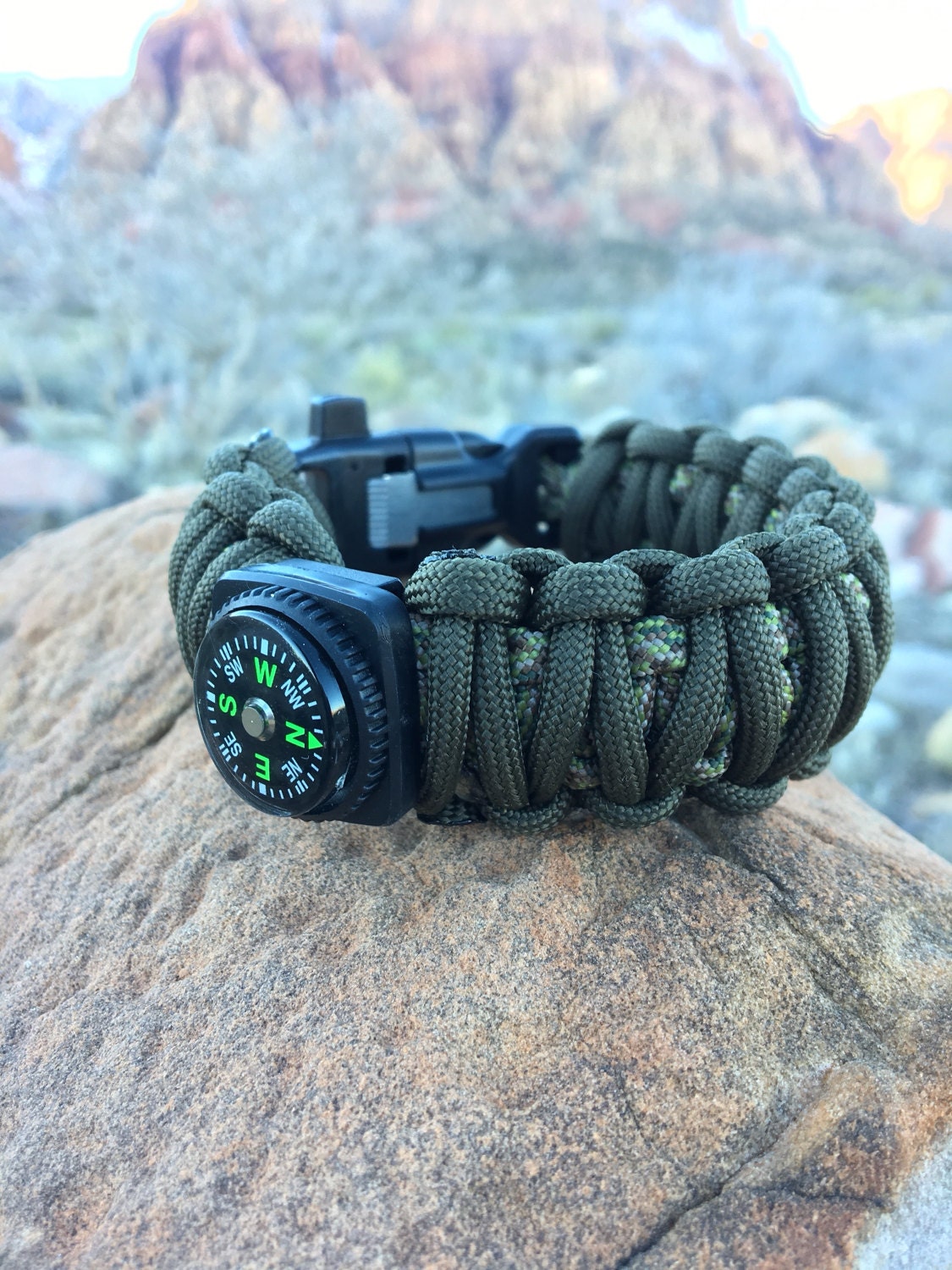 King Cobra Paracord survival bracelet with fire starter buckle