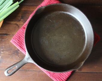 Vintage Unmarked Wagner Ware Cast Iron Skillet, Frying Pan, Number 8! Clean and Reseasoned! Camping Skillet!