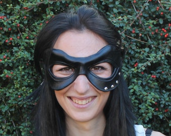 Masque en cuir noir avec des rivets argentés pour les adultes