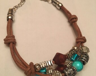 Magnifique bracelet de bille et de cuir