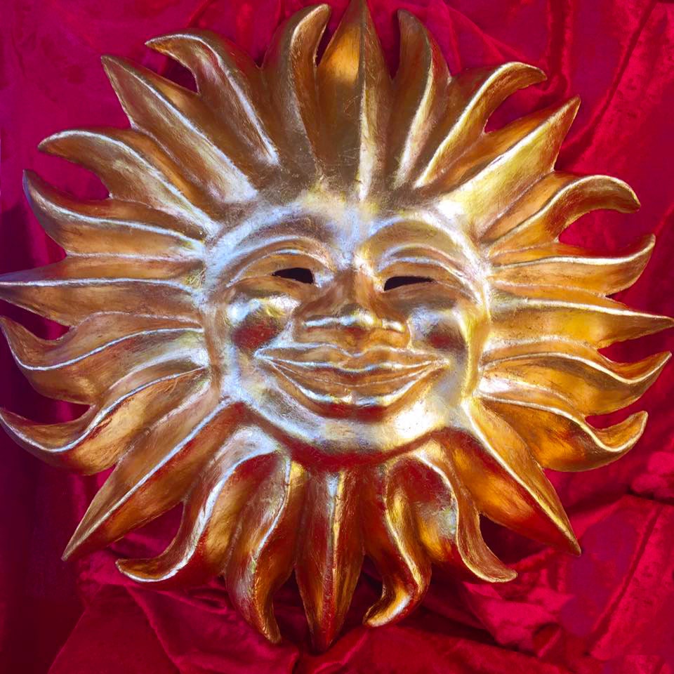 Золотая маска солнца