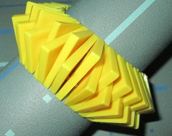 Vintage MOD 60s Geometric Yellow Plastic Lucite Stretch Bracelet