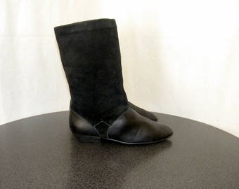 Sz 8 Women Vintage black leather and suede 1990s flat mid calf slouch boots.