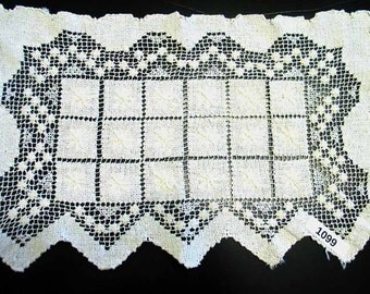 One Vintage Filet Lace Doily or Placemat 1099