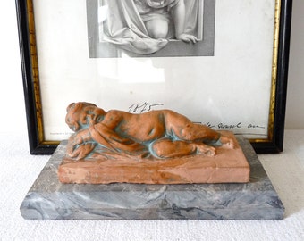 Bébé qui dort - Statuette Antique Français--romantiques Antiques - Statue Vintage Français