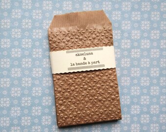 Kraft bags embossed, flowers prize of 10 (7cm x 11,3cm) 60g