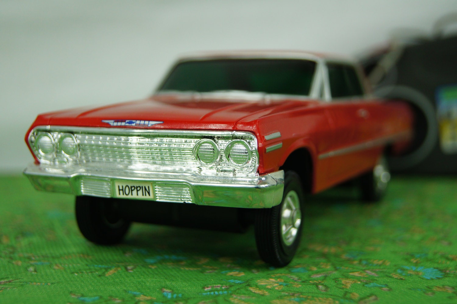 Maisto �63 Chevy Impala Lowrider Hoppers RC Car