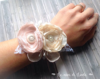 Coursage/wrist band/corsettiera shabby chic romantic rose-ivory white