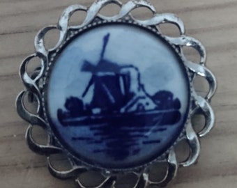 Vintage Dutch souvenir brooch