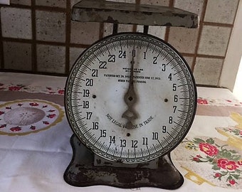 ANTIQUE KITCHEN SCALE, American Cutlery Co., 1913. Battleship grey with some paint loss on the body. Lovely, readable face. And, it works!