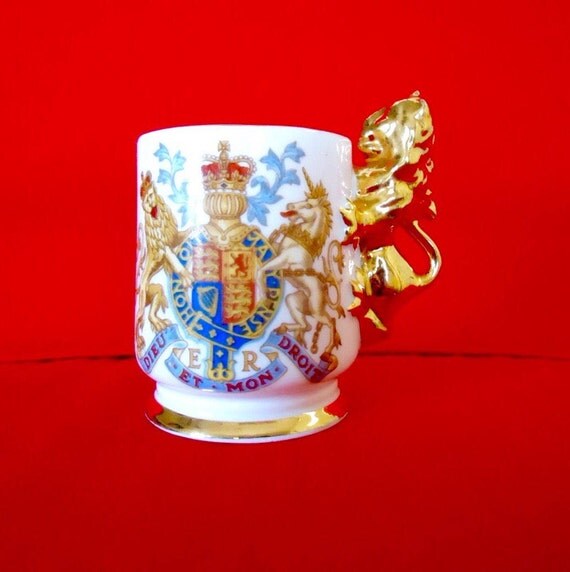 Queen Elizabeth 2 STAFFORDSHIRE FINE BONE China Figural Gold