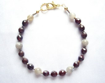 Garnet bracelet Labradorite bracelet January birthstone Beaded gemstone bracelet Simple bracelet Boho chic bracelet Jewelry gifts For mom