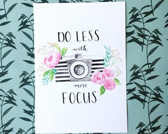 A5 Print Mini Poster minder met meer Focus doen | Aquarel illustratie | Fotocamera en bloemen | Home decor inspirerende muurplaat kunst