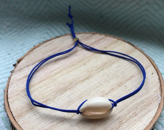 SÀMARA shell bracelet with thin colored cord.