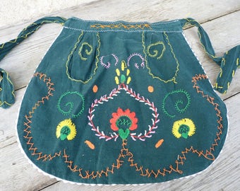 Vintage 1970/70s Portuguese embroidered folk cotton apron